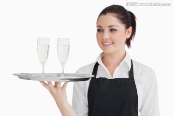女服务员拿着两杯香槟酒