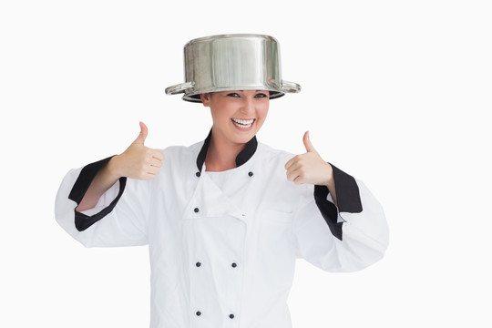 头上戴着锅子的女厨师