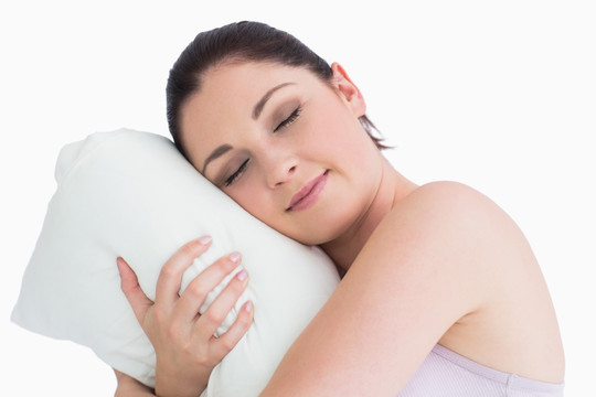 女人抱着一个枕头