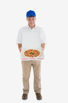 快乐的快递员给人送披萨