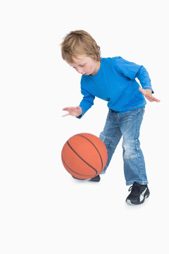 打篮球的可爱小男孩