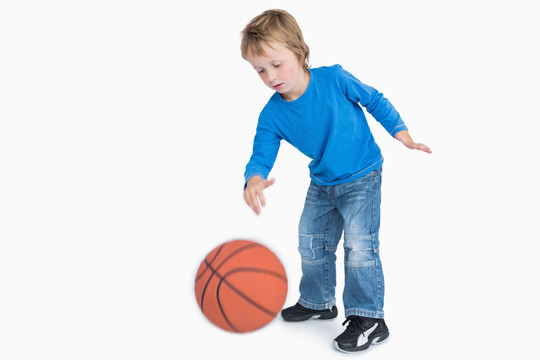 打篮球的可爱小男孩