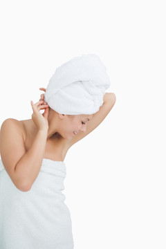 年轻女子洗浴后裹着毛巾