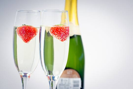 浮着草莓的两杯香槟