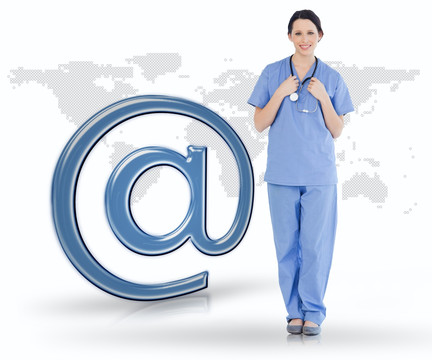 站在蓝色电子邮件符号旁的护士