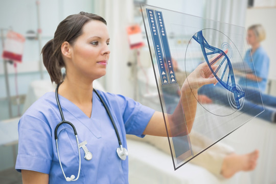 醫(yī)生在病房研究觸摸屏上的DNA