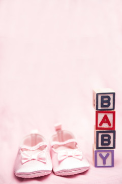 粉色女靴和叠放的字母