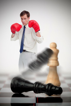 戴著拳擊手套的男人和兩個(gè)棋子