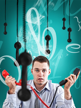 男子手拿著兩個(gè)電話聽(tīng)筒