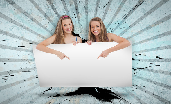 两个女孩躲在白色挡板后面微笑