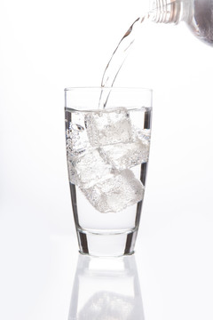 水倒入有冰块的玻璃杯中