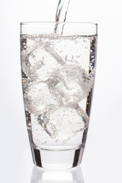 水倒入有冰块的玻璃杯中