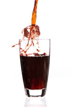 往杯子里倒入可乐放入冰块