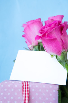 礼物盒和粉色玫瑰花放在一起