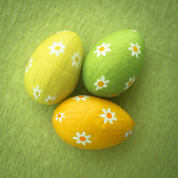 放在绿色背景上的三个彩蛋