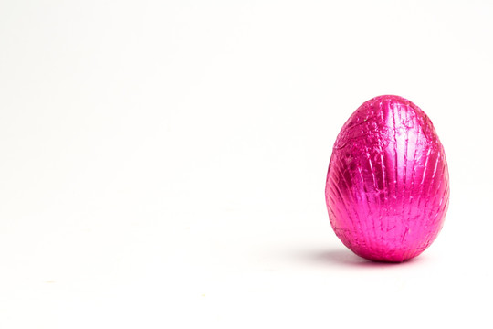 粉红箔包裹复活节鸡蛋