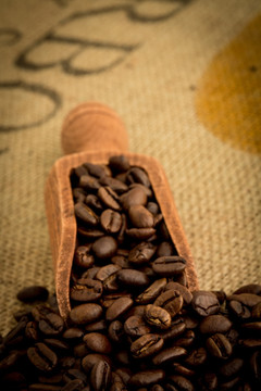 装满木铲的咖啡豆