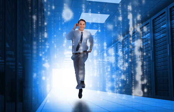 數(shù)據(jù)中心奔跑的工作人員