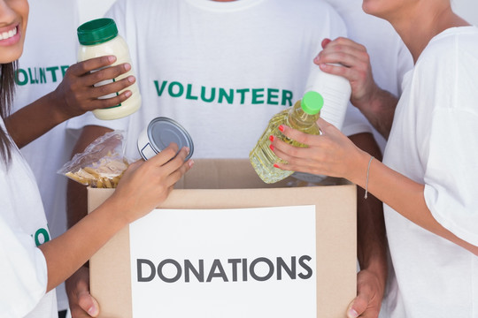 志愿者把食物放在捐赠箱里
