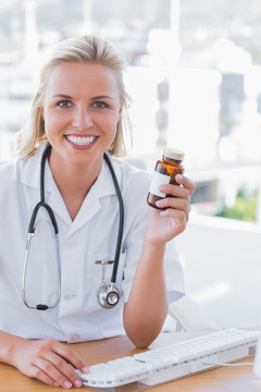 面带微笑的护士拿着一个药罐子