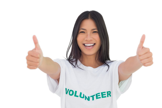 女人穿着志愿者T恤竖起大拇指