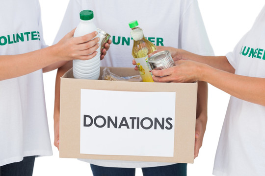 一群志愿者把食物放在捐赠箱里