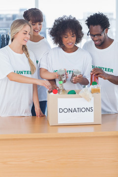 志愿者把食物放在捐赠箱里