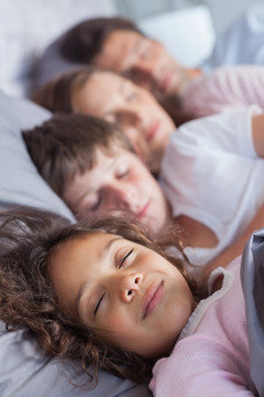 幸福的家庭躺在床上睡觉
