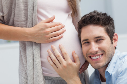男人聽(tīng)孕婦肚子里的孩子聲音