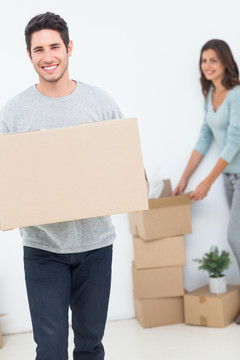 男人和妻子在一个房子里搬纸箱