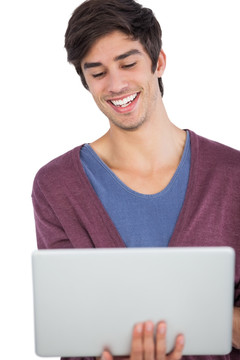 男人用一台笔记本电脑