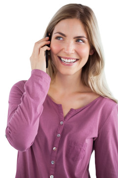 微笑的女人在电话里交谈