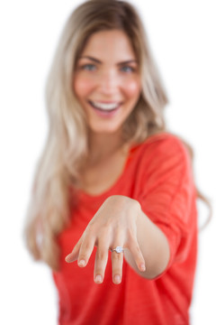 年轻的女人展示她的订婚戒指