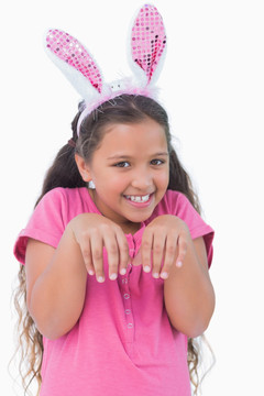 小女孩模仿兔子