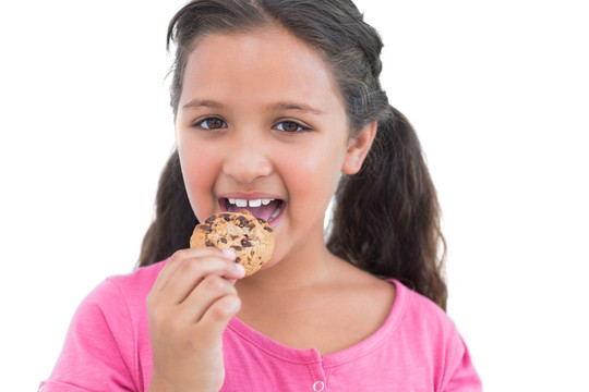 可爱的小女孩吃一块饼干