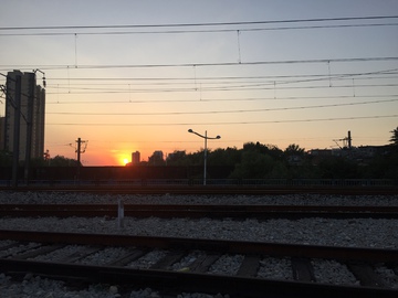 夕阳下的列车