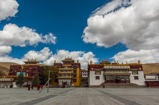 理塘 寺院