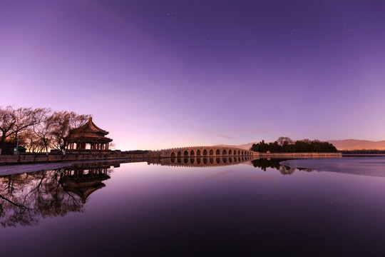 颐和园昆明湖十七孔桥南湖岛夜景