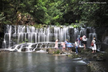 山泉瀑布