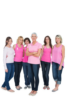微笑的女人们穿着粉红色的上衣