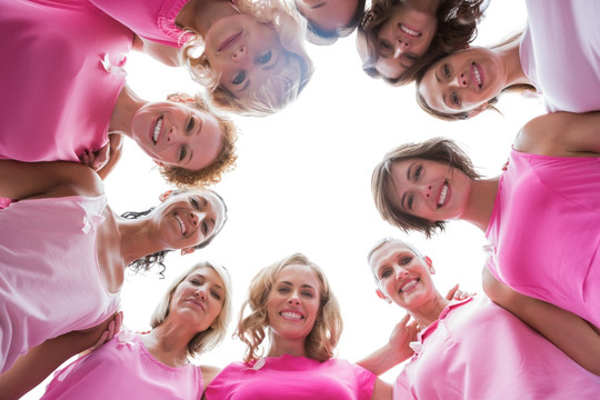 一群穿着粉色上衣围成圈的女人