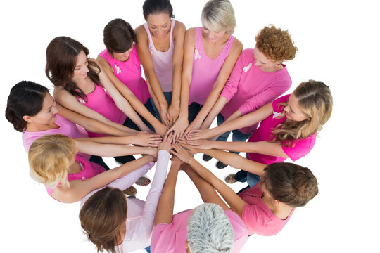 一群女人将手放在一起围成圈