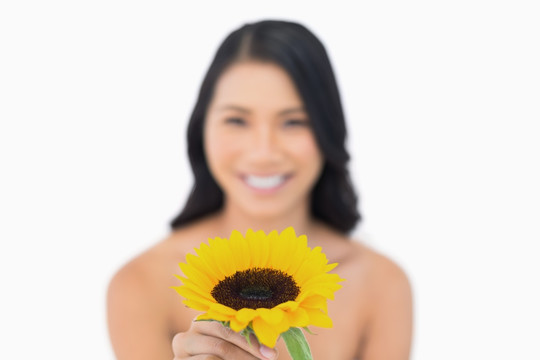 微笑的女人拿着向日葵