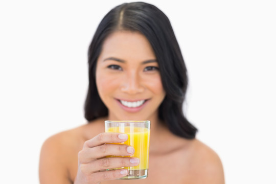 女模特在喝橙汁