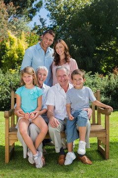 坐在椅子上拍照的家人