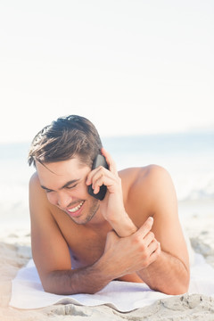 在沙滩上打电话的男人