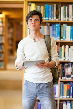 拿着平板电脑的男学生