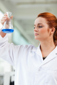 科学家在看锥形瓶里的蓝色液体