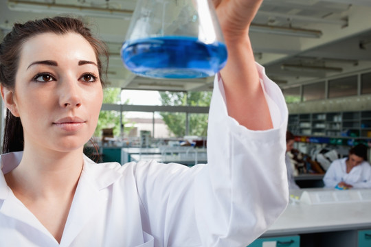 科学家在看锥形瓶里的蓝色液体