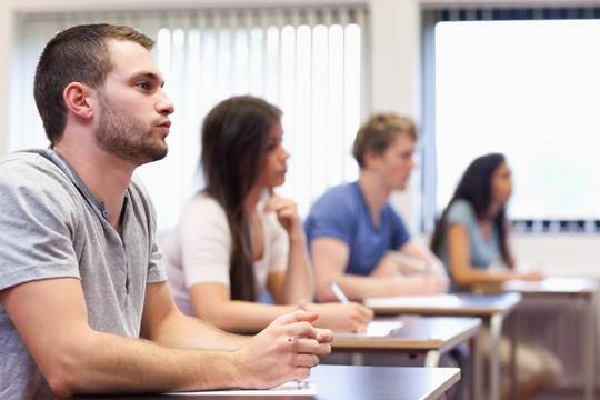 在教室里上课的大学生们